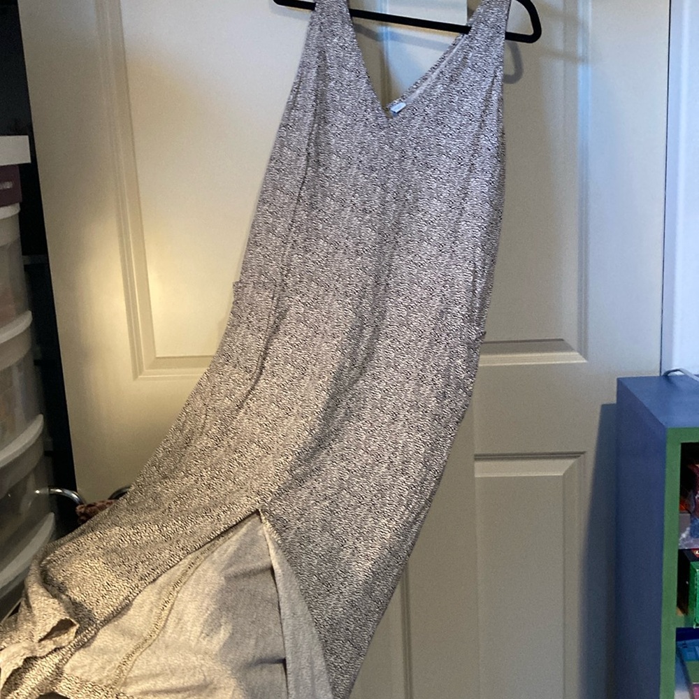 Large sleeveless long Old Navy dress with pockets & front slit.
